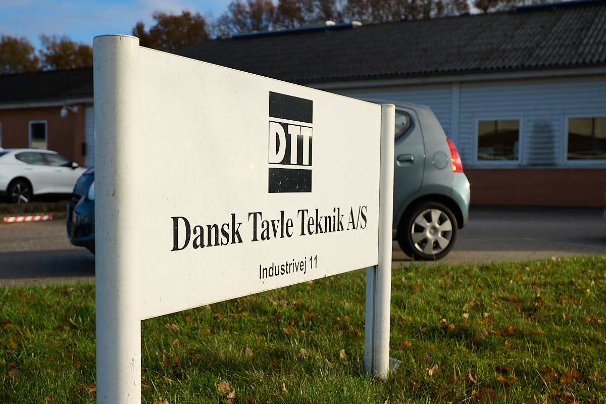Skilt foran bygning: Dansk Tavle Teknik A/S, Industrivej 11
